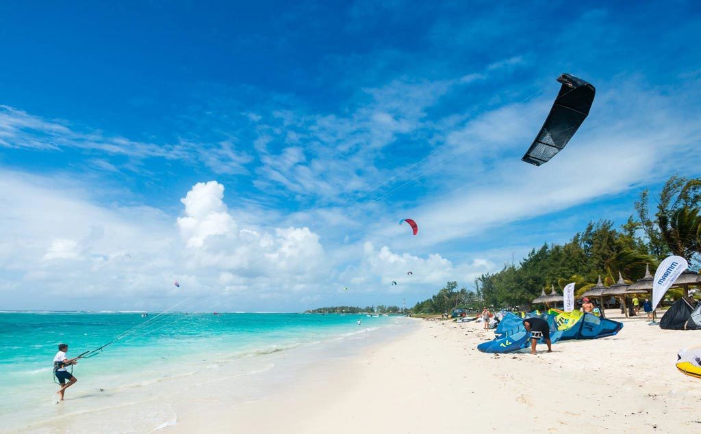 plage-belle-mare-ile-maurice-kitesurf