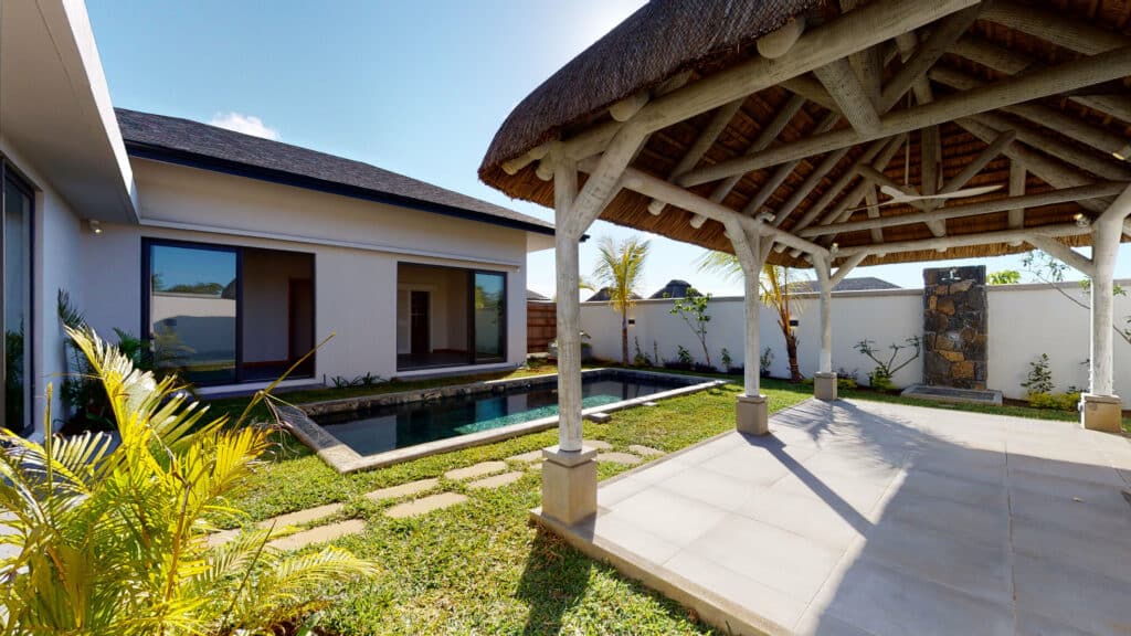 vue exterieur du villa Shanti Duo- kiosque, piscine et la villa