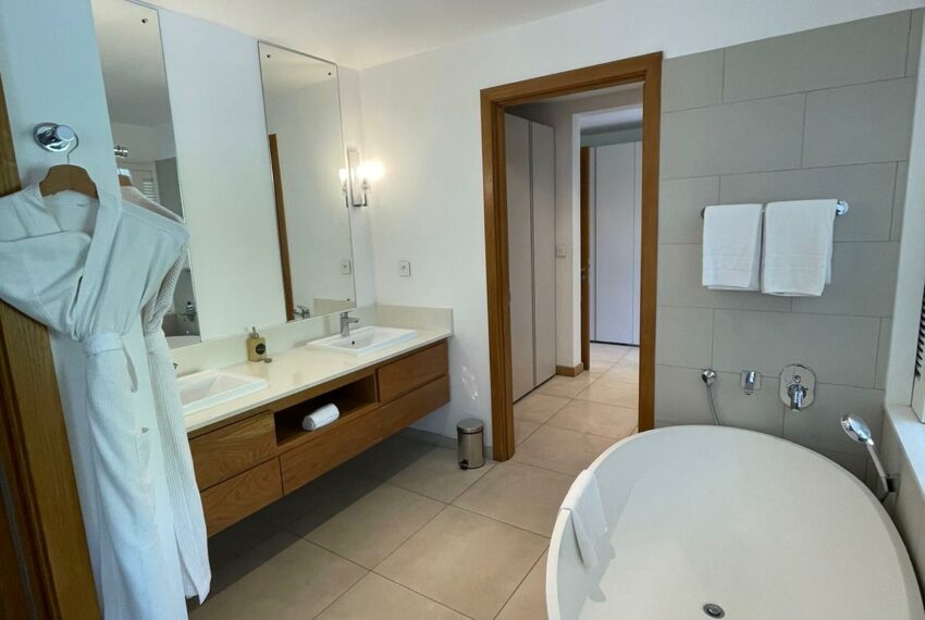 Douche italienne et baignoire Suite parentale 2