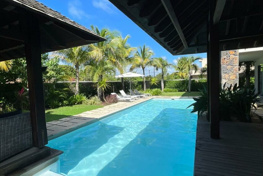 Vue de la piscine depuis la terrasse